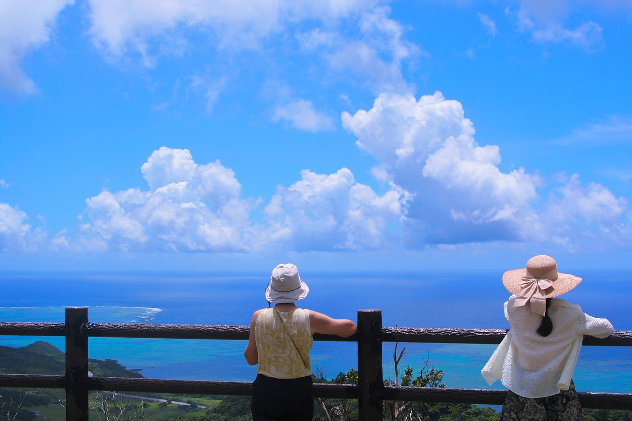 沖縄の海と白い雲